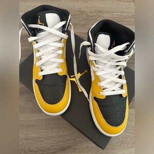Big kids Air Jordan 1 Mid